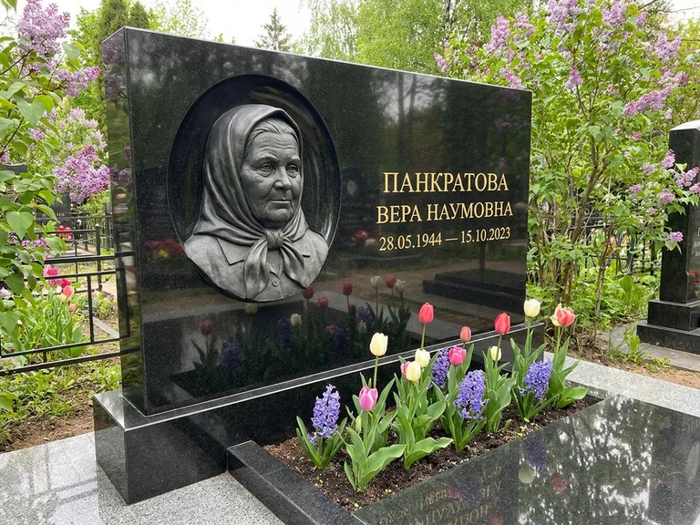 Памятник с барельефом — выполненная работа 26 в Якутске
