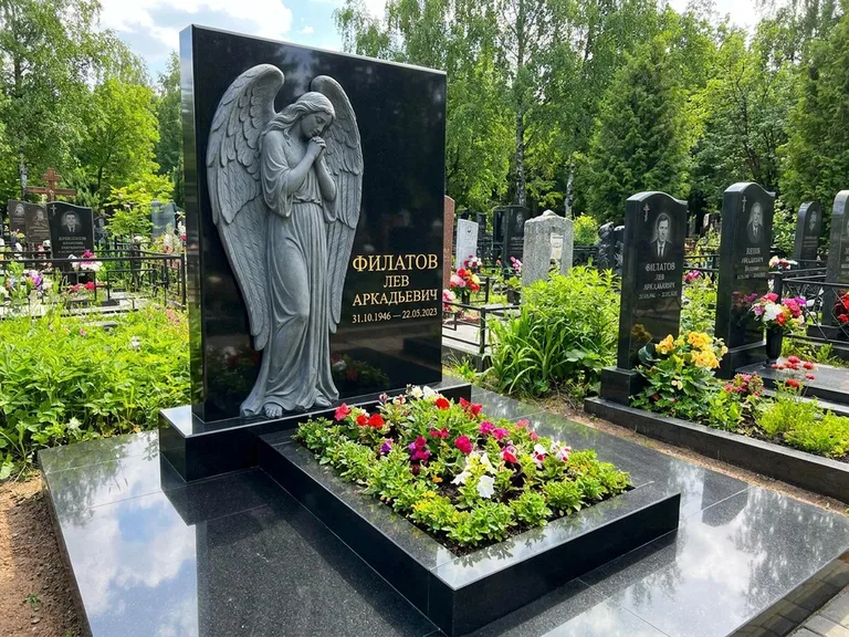 Памятник с барельефом — выполненная работа 31 в Якутске