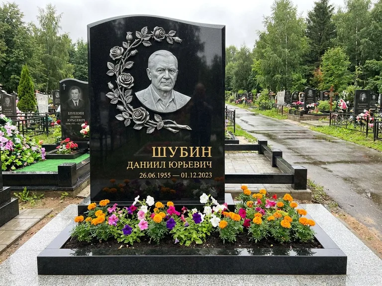Памятник с барельефом — выполненная работа 34 в Якутске