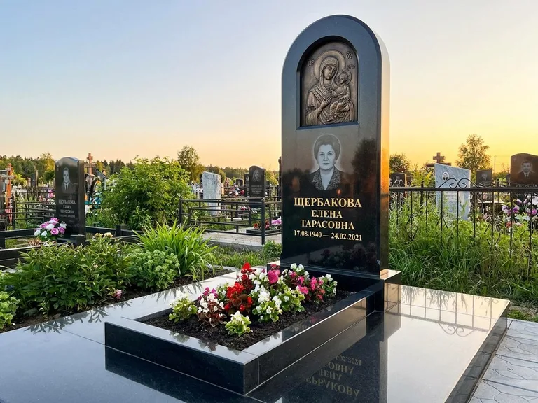 Памятник с барельефом — выполненная работа 35 в Якутске