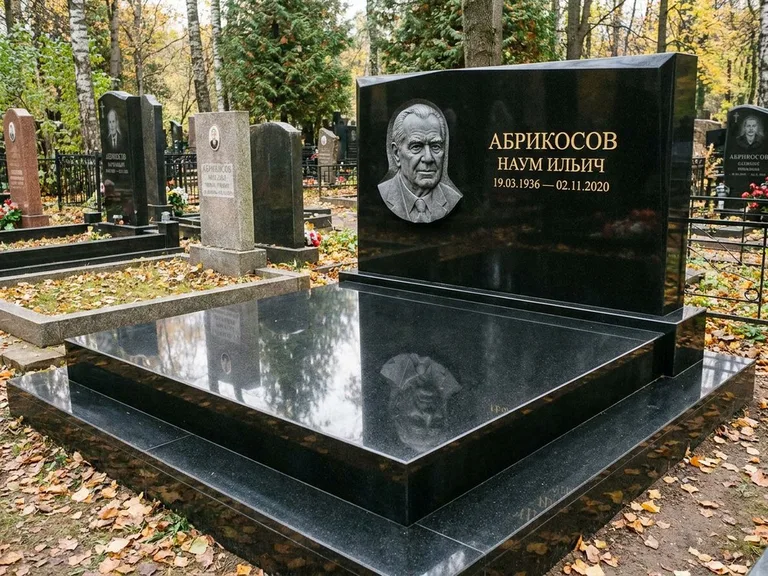 Памятник с барельефом — выполненная работа 37 в Якутске