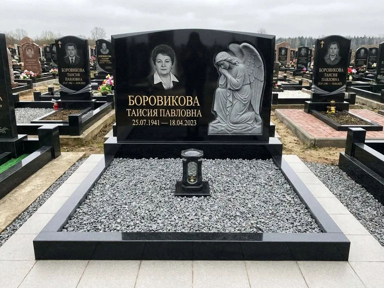 Памятник с барельефом — выполненная работа 38 в Якутске