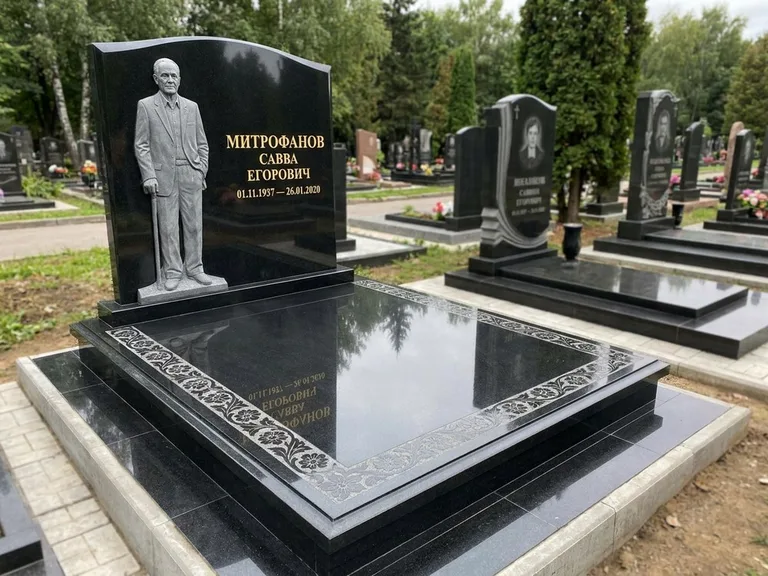 Памятник с барельефом — выполненная работа 48 в Якутске