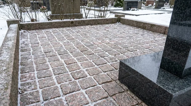 Мощение участка серой гранитной плиткой с цоколем, образец ПМ004 в Якутске