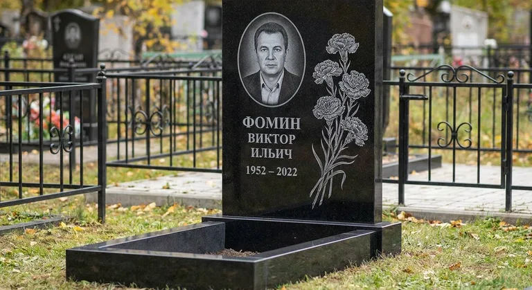 Памятник с гравировкой гвоздик — выполненная работа «Фомин» в Якутске