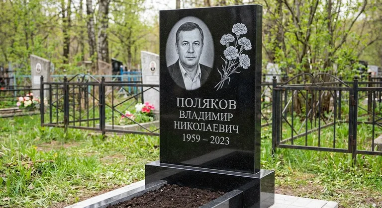Памятник с гравировкой гвоздик — выполненная работа «Поляков» в Якутске