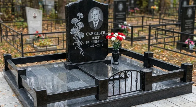 Памятник с гравировкой гвоздик — выполненная работа «Савельев» в Якутске