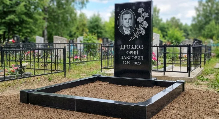 Памятник с гравировкой гвоздик — выполненная работа «Дроздов» в Якутске