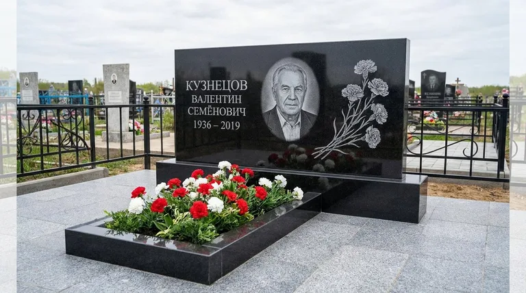 Памятник с гравировкой гвоздик — выполненная работа «Кузнецов» в Якутске