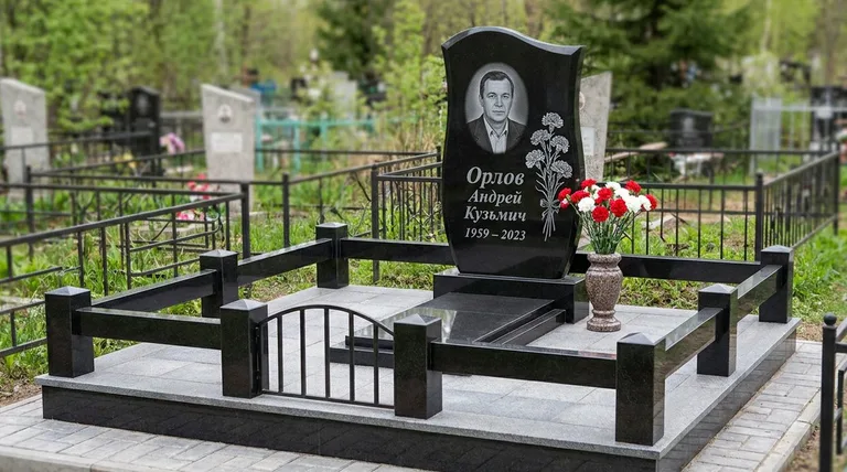 Памятник с гравировкой гвоздик — выполненная работа «Орлов» в Якутске