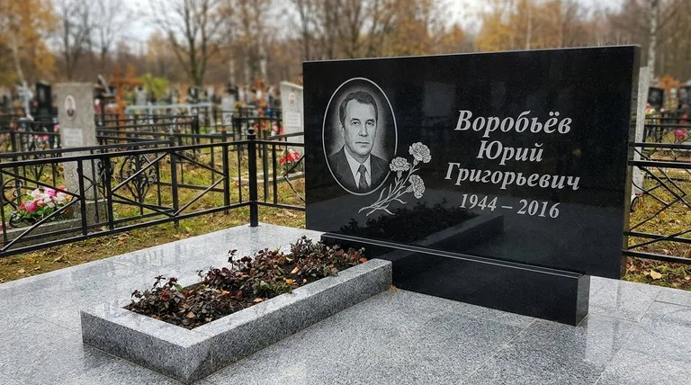 Памятник с гравировкой гвоздик — выполненная работа «Воробьёв» в Якутске