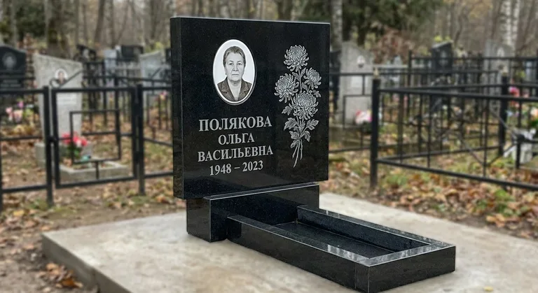 Памятник с гравировкой хризантем — выполненная работа «Полякова» в Якутске