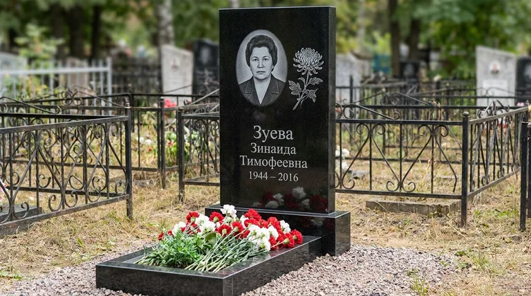 Памятник с гравировкой хризантем — выполненная работа «Зуева» в Якутске