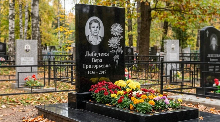 Памятник с гравировкой хризантем — выполненная работа «Лебедева» в Якутске