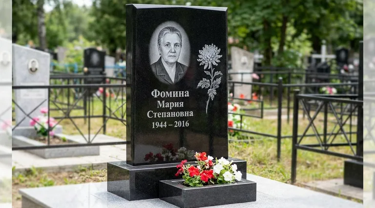 Памятник с гравировкой хризантем — выполненная работа «Фомина» в Якутске