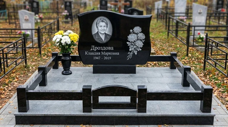 Памятник с гравировкой хризантем — выполненная работа «Дроздова» в Якутске