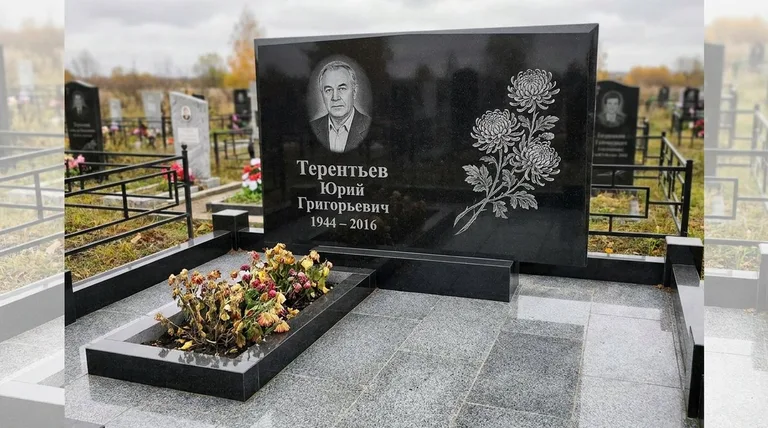 Памятник с гравировкой хризантем — выполненная работа «Терентьев» в Якутске