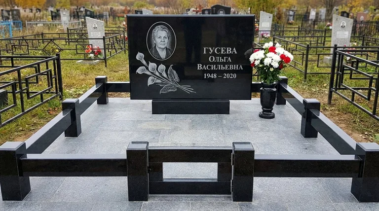 Памятник с гравировкой калл — выполненная работа «Гусева» в Якутске