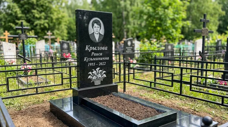 Памятник с гравировкой калл — выполненная работа «Крылова» в Якутске
