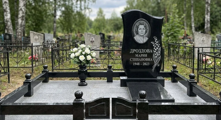 Гравировка ландышей на памятник в Якутске — пример работы на граните