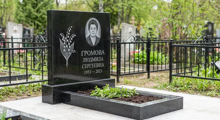 Памятник с гравировкой ландышей — выполненная работа «Громова» в Якутске