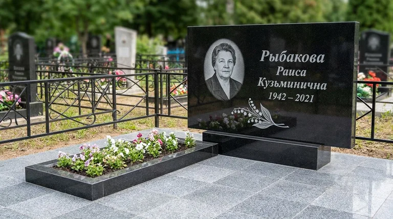 Памятник с гравировкой ландышей — выполненная работа «Рыбакова» в Якутске