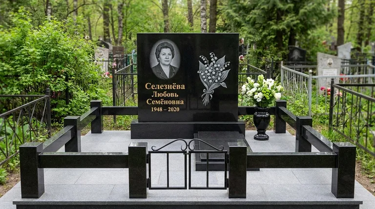 Памятник с гравировкой ландышей — выполненная работа «Селезнёва» в Якутске