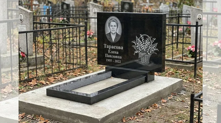 Памятник с гравировкой ландышей — выполненная работа «Тарасова» в Якутске