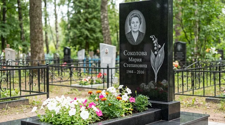 Памятник с гравировкой ландышей — выполненная работа «Соколова» в Якутске