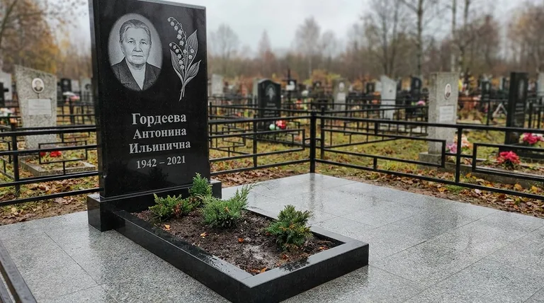Памятник с гравировкой ландышей — выполненная работа «Гордеева» в Якутске