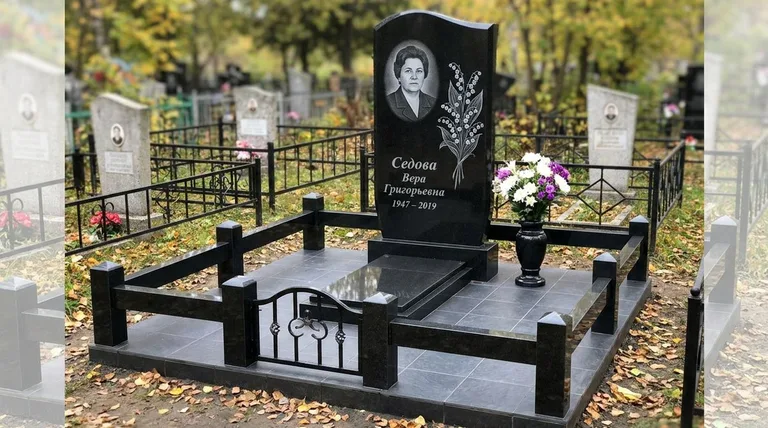 Памятник с гравировкой ландышей — выполненная работа «Седова» в Якутске