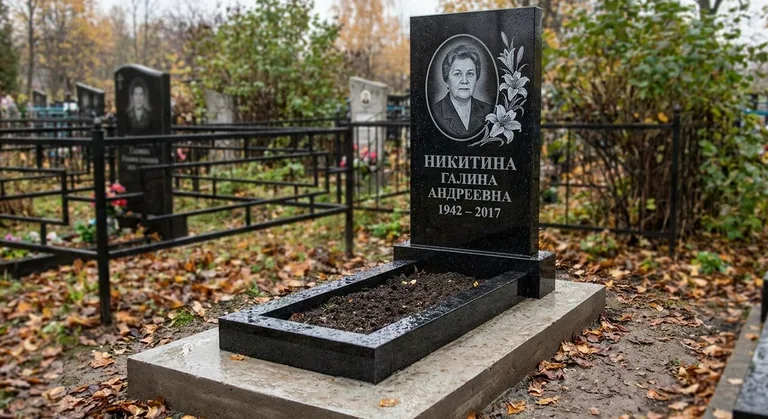 Памятник с гравировкой лилий — выполненная работа «Никитина» в Якутске