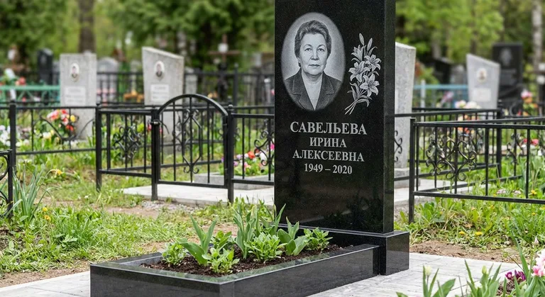 Памятник с гравировкой лилий — выполненная работа «Савельева» в Якутске