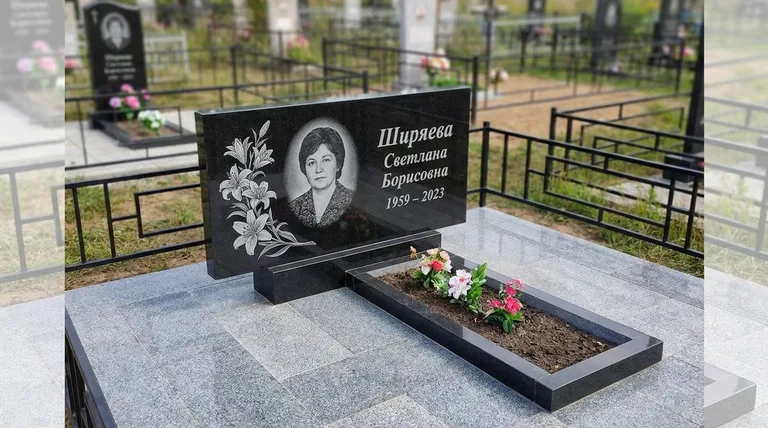 Памятник с гравировкой лилий — выполненная работа «Ширяева» в Якутске