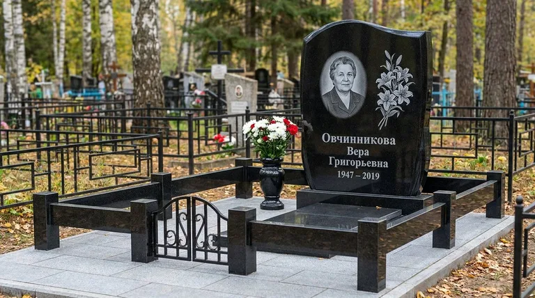 Памятник с гравировкой лилий — выполненная работа «Овчинникова» в Якутске