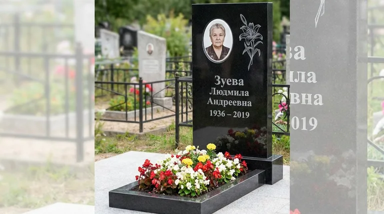 Памятник с гравировкой лилий — выполненная работа «Зуева» в Якутске