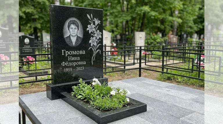 Памятник с гравировкой лилий — выполненная работа «Громова» в Якутске