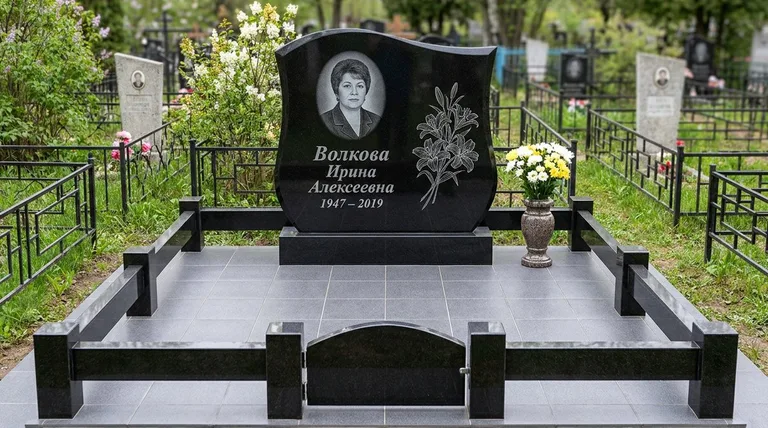 Памятник с гравировкой лилий — выполненная работа «Волкова» в Якутске