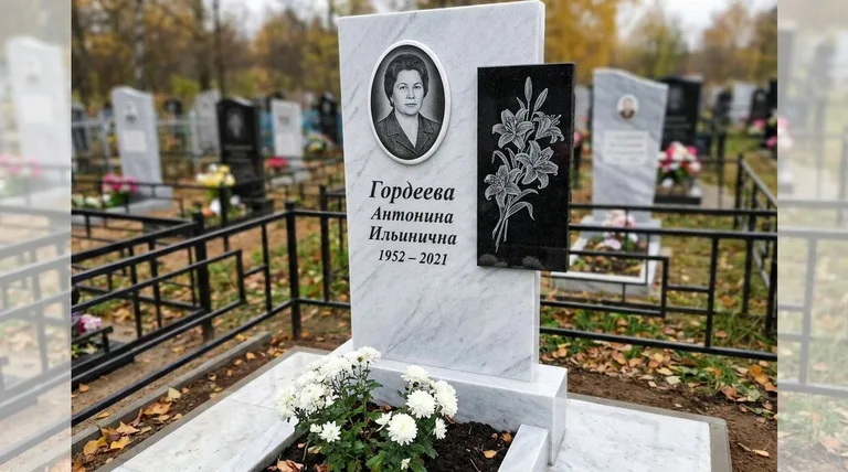 Памятник с гравировкой лилий — выполненная работа «Гордеева» в Якутске