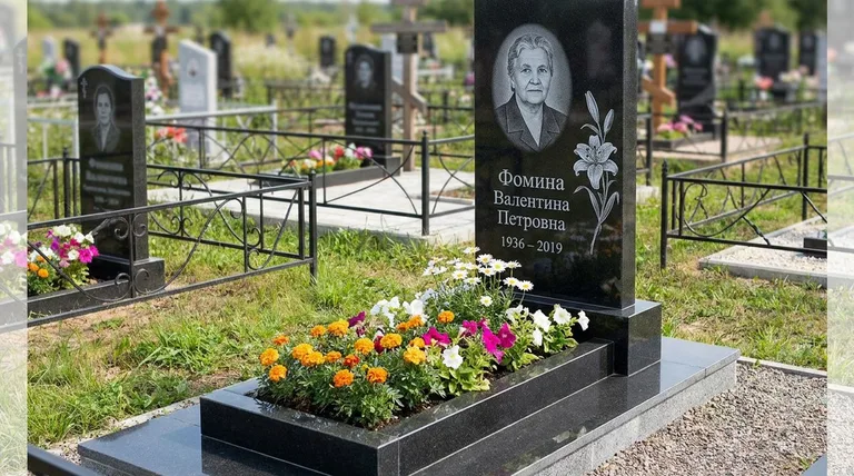 Памятник с гравировкой лилий — выполненная работа «Фомина» в Якутске
