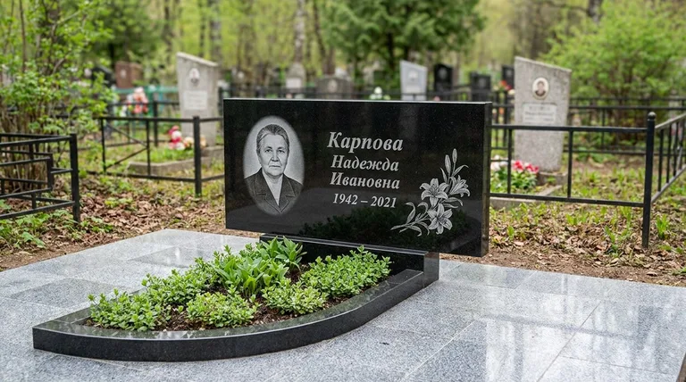Памятник с гравировкой лилий — выполненная работа «Карпова» в Якутске