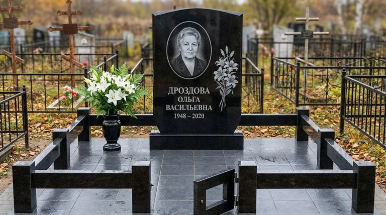 Памятник с гравировкой лилий — выполненная работа «Дроздова» в Якутске