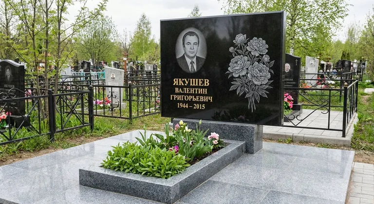 Памятник с гравировкой пионов — выполненная работа «Якушев» в Якутске