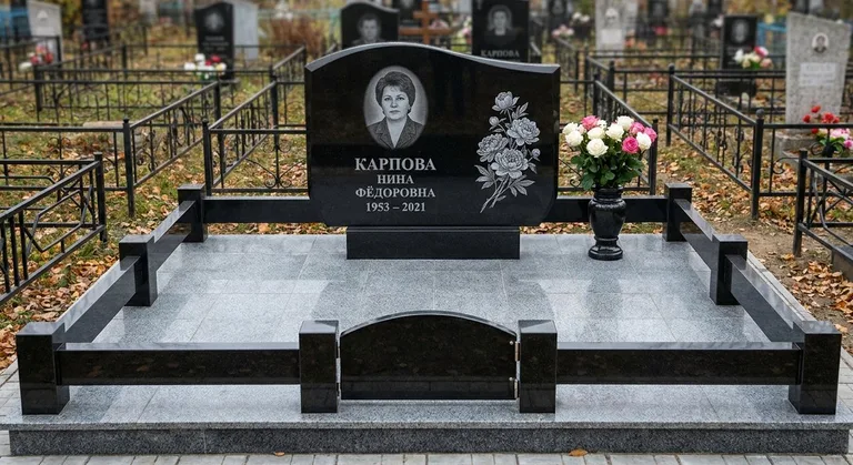 Памятник с гравировкой пионов — выполненная работа «Карпова» в Якутске