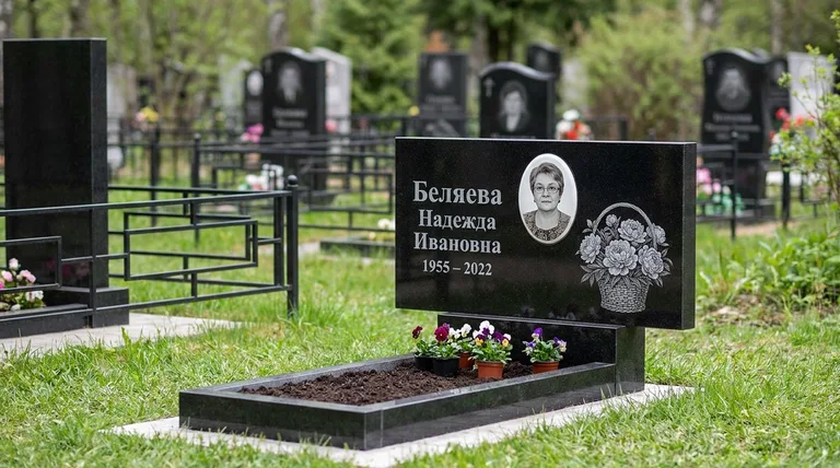 Памятник с гравировкой пионов — выполненная работа «Беляева» в Якутске