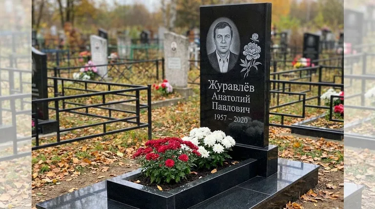 Памятник с гравировкой пионов — выполненная работа «Журавлёв» в Якутске