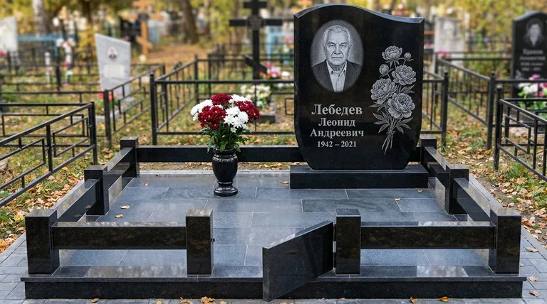 Памятник с гравировкой пионов — выполненная работа «Лебедев» в Якутске