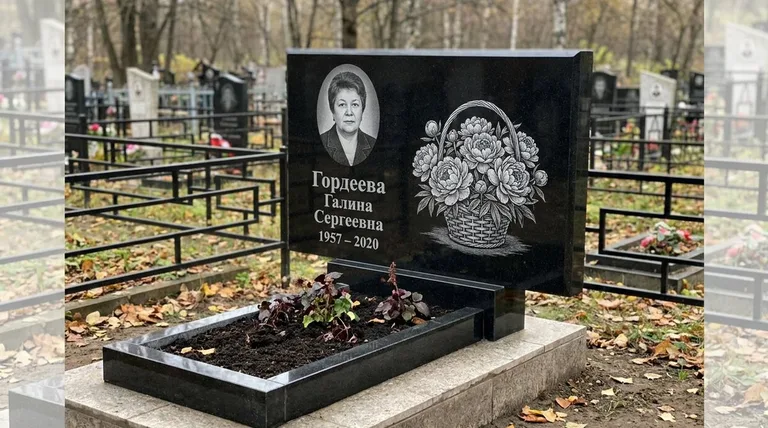 Памятник с гравировкой пионов — выполненная работа «Гордеева» в Якутске