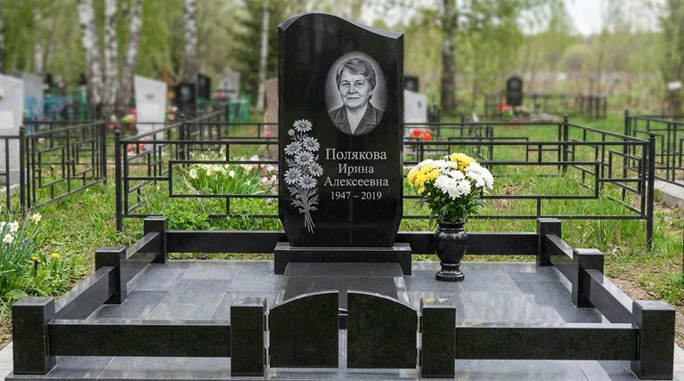 Памятник с гравировкой ромашек — выполненная работа «Полякова» в Якутске