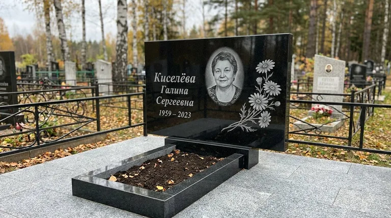 Памятник с гравировкой ромашек — выполненная работа «Киселёва» в Якутске